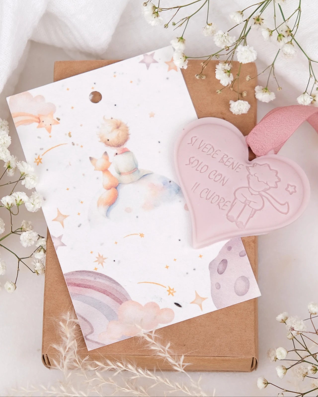 Tavoletta in cera di soia Il Piccolo Principe con cartolina carta semi piantabile e nastro crepe di seta | Profumo solido per armadi e cassetti | L'essenziale è invisibile agli occhi - rosa cipria antico