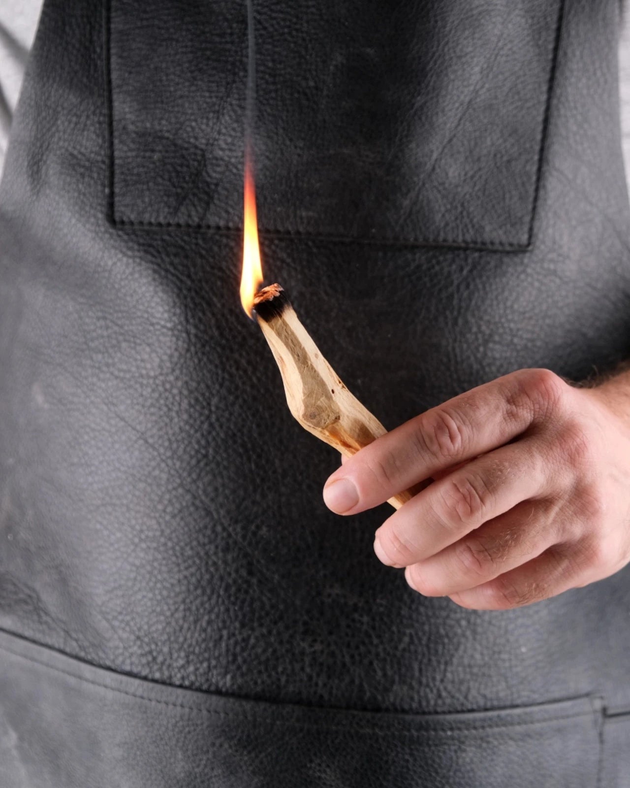 rituale di purificazione con palo santo acceso