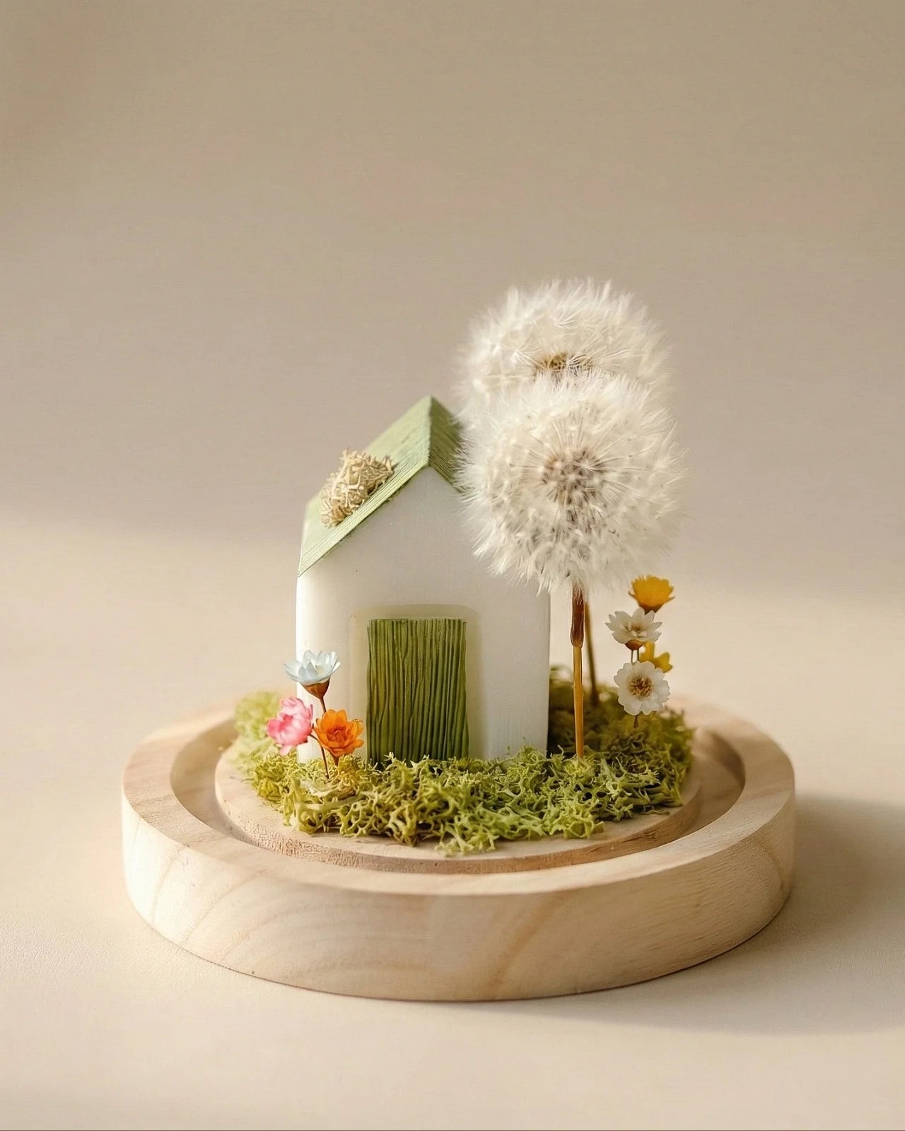 dettaglio composizione di due soffioni stabilizzati con muschio e glixie e casetta di cera profumata dipinta a mano