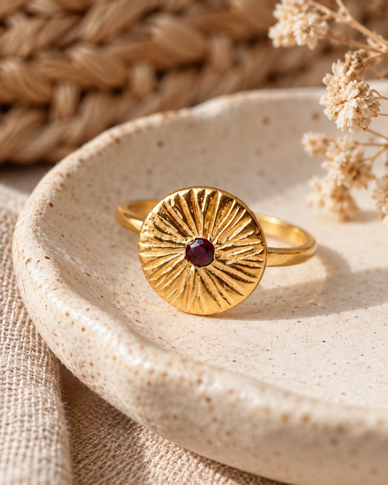 Solana - Anello artigianale Made in Paris in ottone placcato oro 18K 2 micron con sole inciso e pietra naturale di granato | Io Sono La Luce Roma