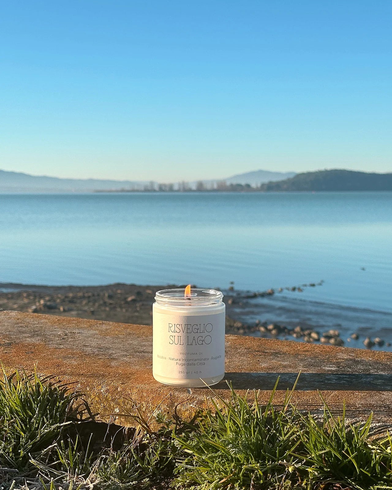 Candela in cera di soia naturale al profumo di petrichor, rugiada e chalet sul lago