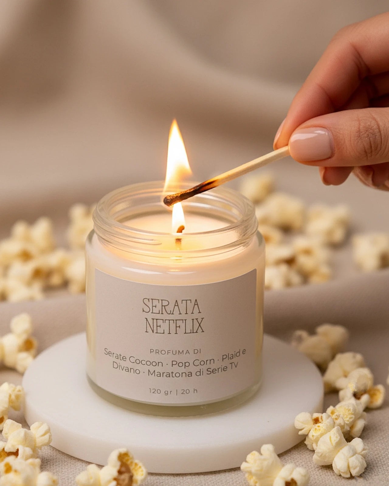 Candele sensoriali slow living - Collezione Stop al Tempo - Serata Netflix - Candela profumata in cera di soia al profumo di pop corn, plaid e divano, serate cocoon e maratona di serie tv - formato piccolo 120 gr