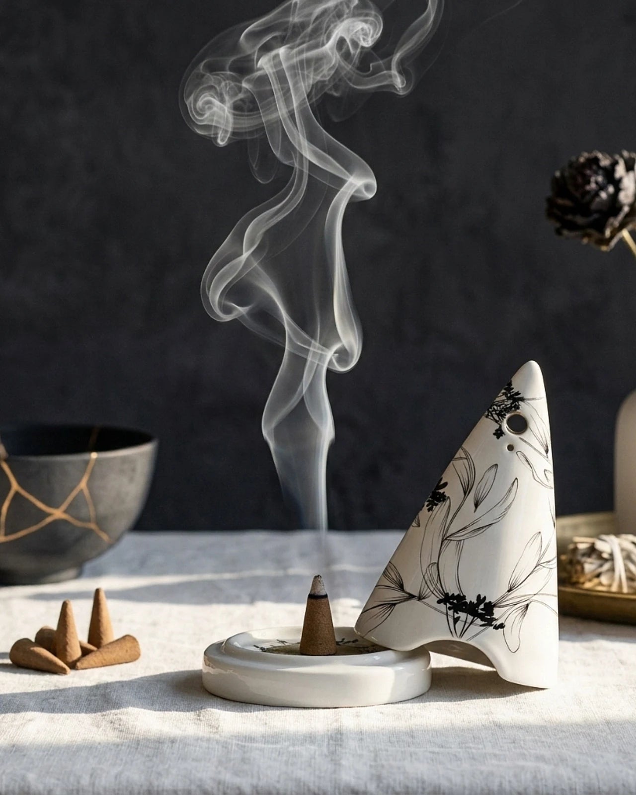 Diffusore Aromandise posato su mobile, home decor minimalista botanico - rituale slow living per la casa