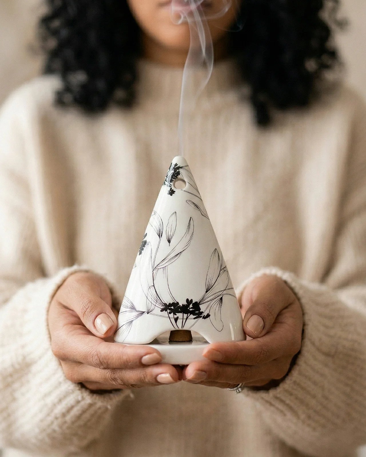 Porta incenso a coni per rituale di benessere olistico e spiritualità