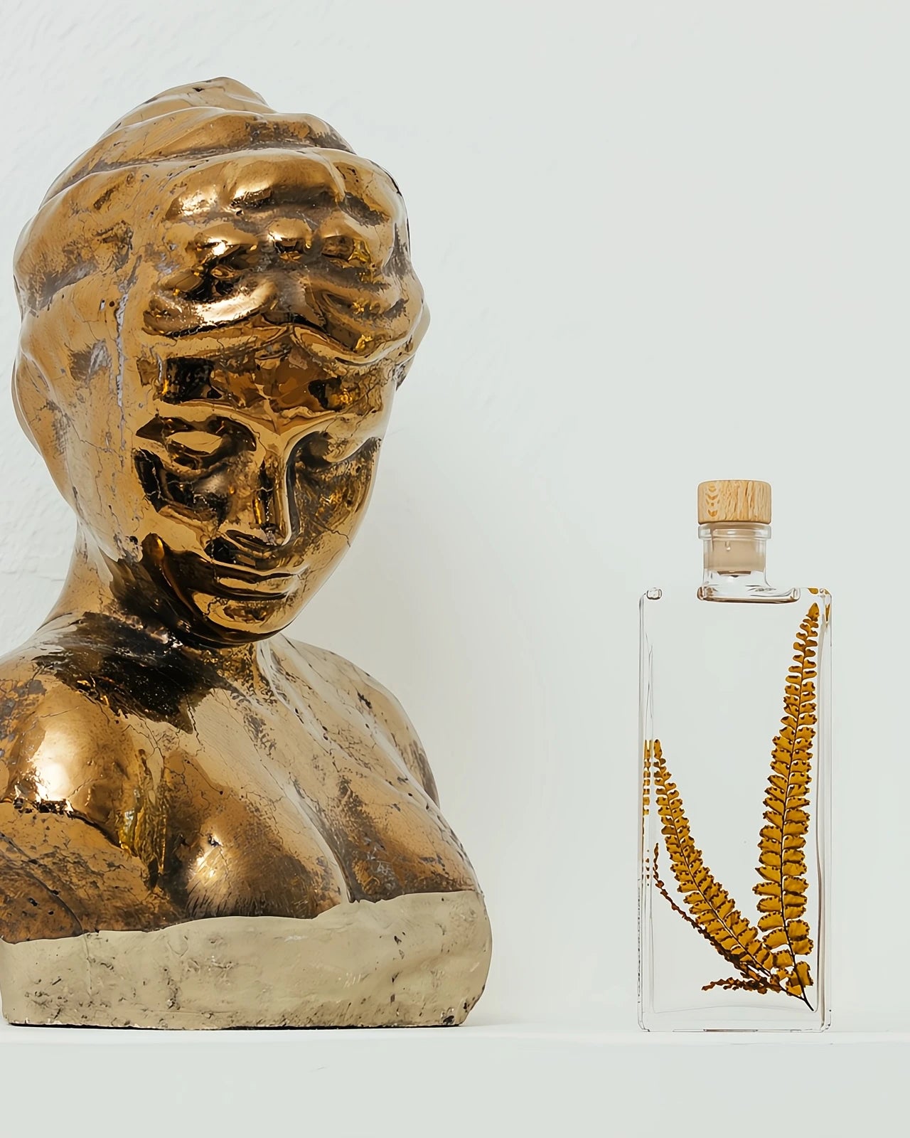 wabi sabi herbarium giapponese artigianali con fiori conservati in bottiglia di vetro farmaceutico e tappo in legno naturale - foglia stabilizzata di felce gialla - dimensione media