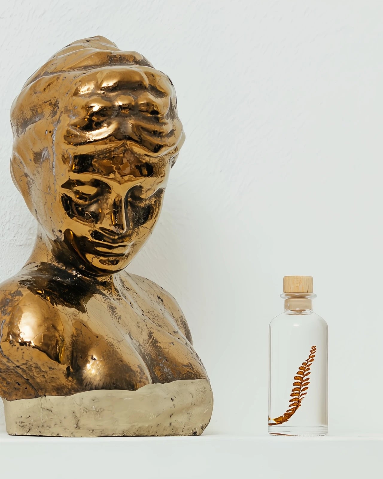 wabi sabi herbarium giapponese artigianali con fiori conservati in bottiglia di vetro farmaceutico e tappo in legno naturale - foglia stabilizzata di felce gialla - dimensione piccola