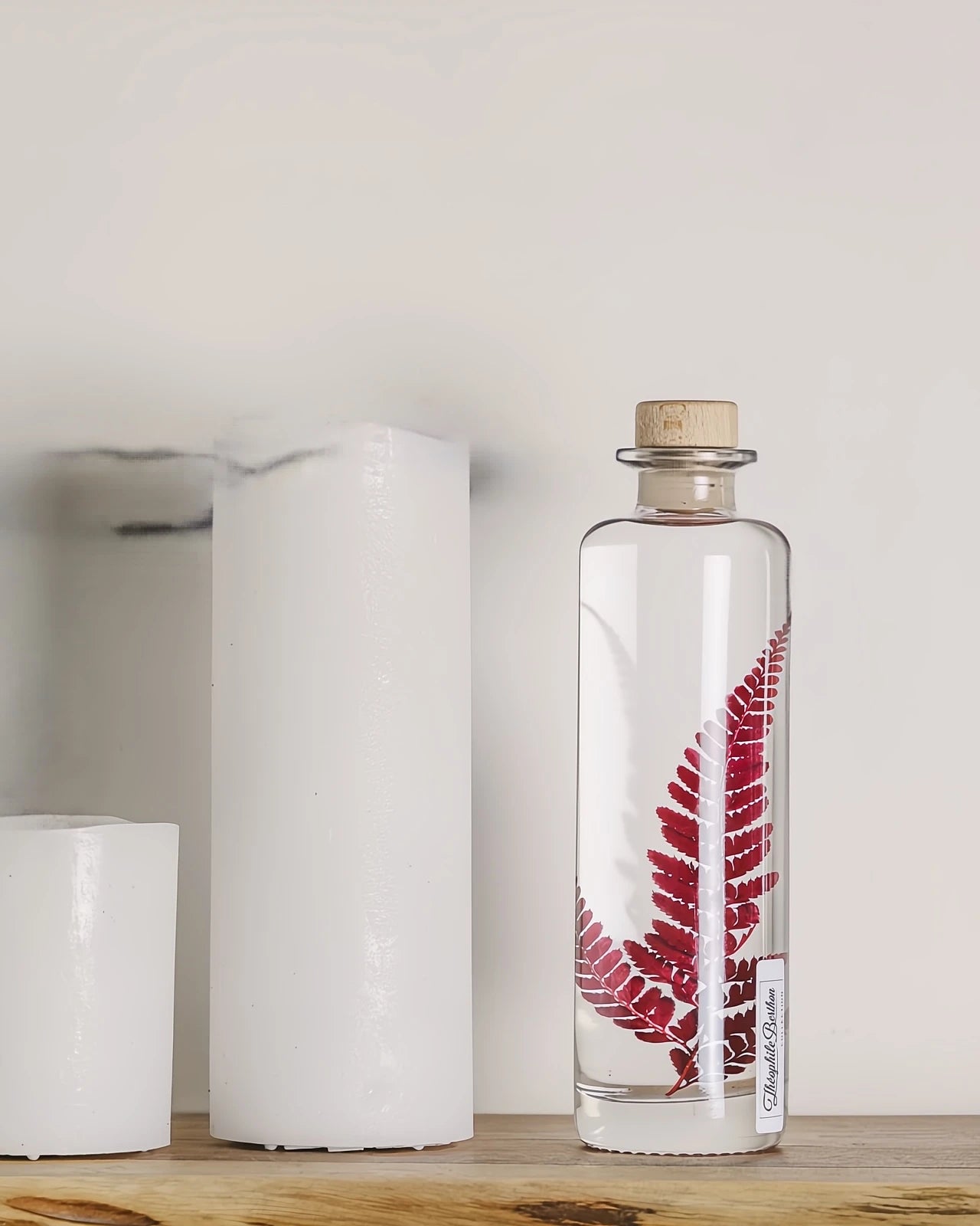 wabi sabi herbarium giapponese artigianali con fiori conservati in bottiglia di vetro farmaceutico e tappo in legno naturale - foglia stabilizzata di felce rossa - dimensione grande