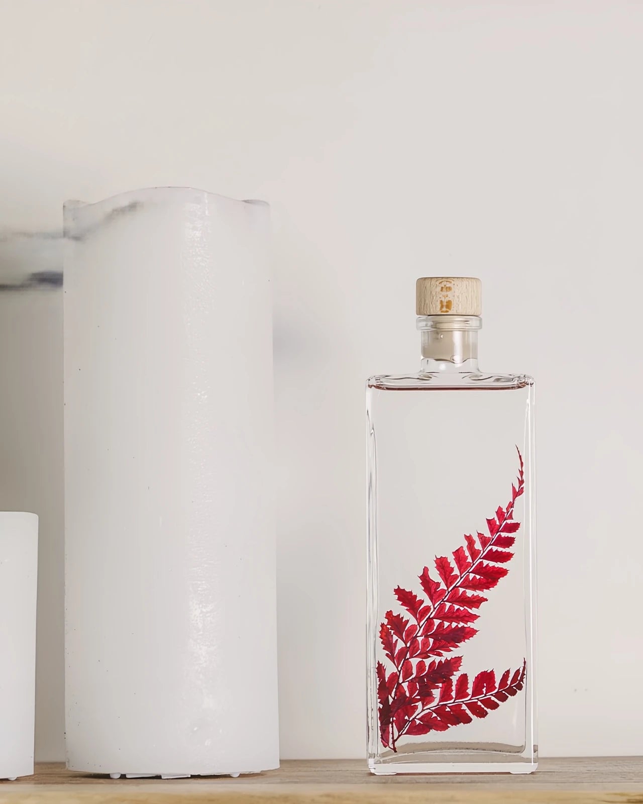 wabi sabi herbarium giapponese artigianali con fiori conservati in bottiglia di vetro farmaceutico e tappo in legno naturale - foglia stabilizzata di felce rossa - dimensione media