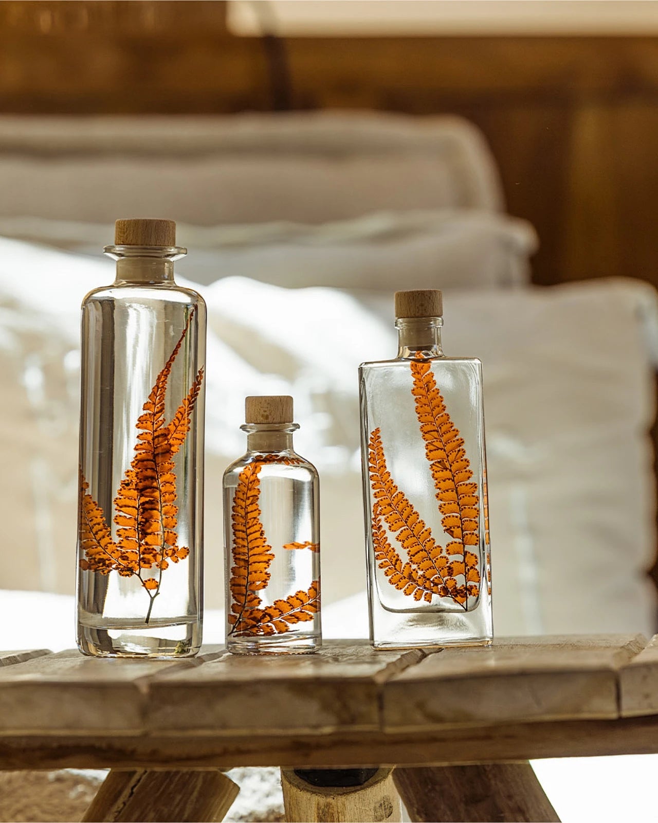 wabi sabi herbarium giapponese artigianali con fiori conservati in bottiglia di vetro farmaceutico e tappo in legno naturale colore arancio