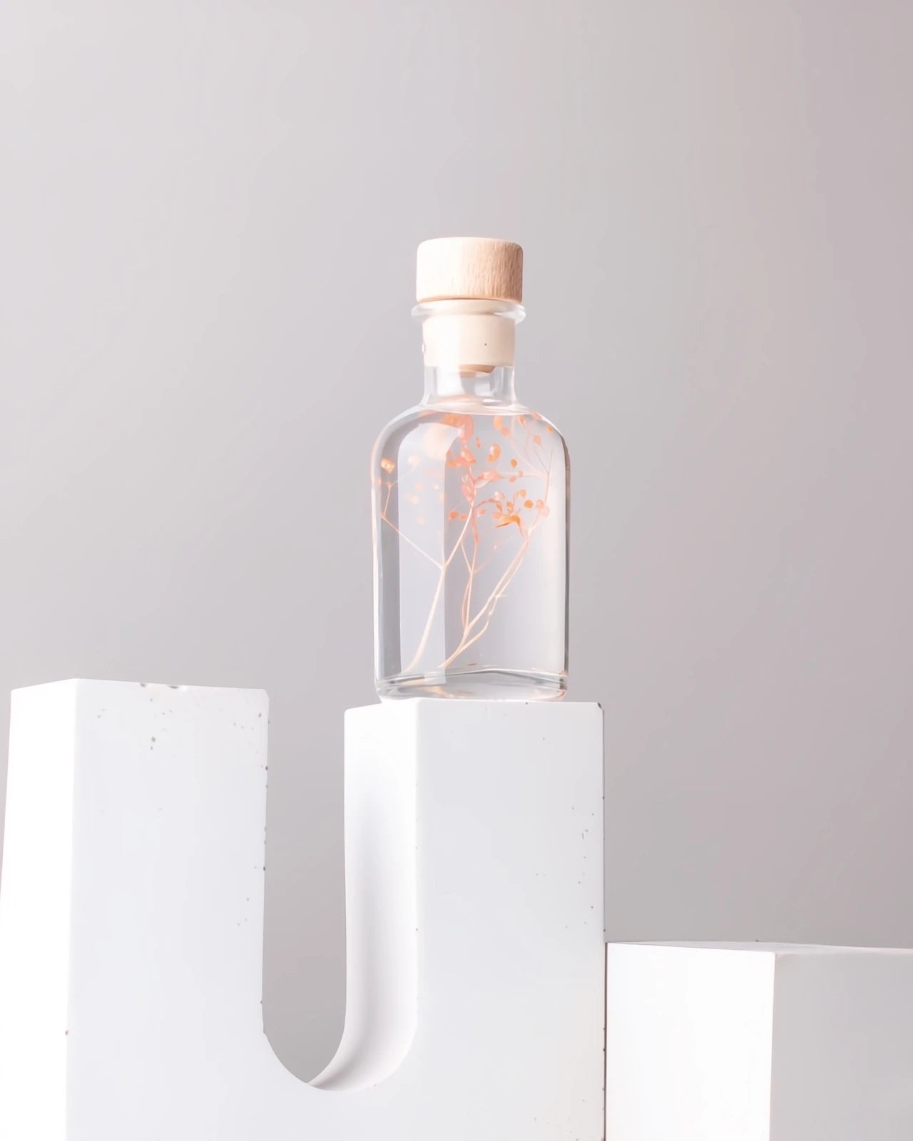 wabi sabi herbarium giapponese artigianali con fiori conservati in bottiglia di vetro farmaceutico e tappo in legno naturale - fiori di gypsophila rosa - dimensione piccola