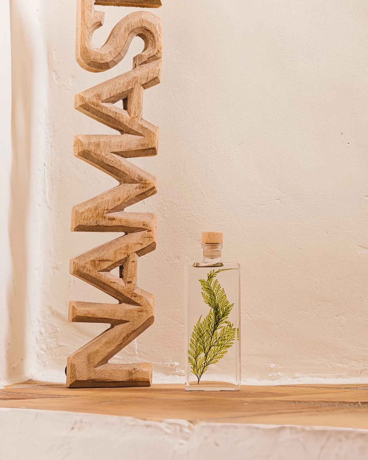 wabi sabi herbarium giapponese artigianali con fiori conservati in bottiglia di vetro farmaceutico e tappo in legno naturale - foglia di tabalia - dimensione medio