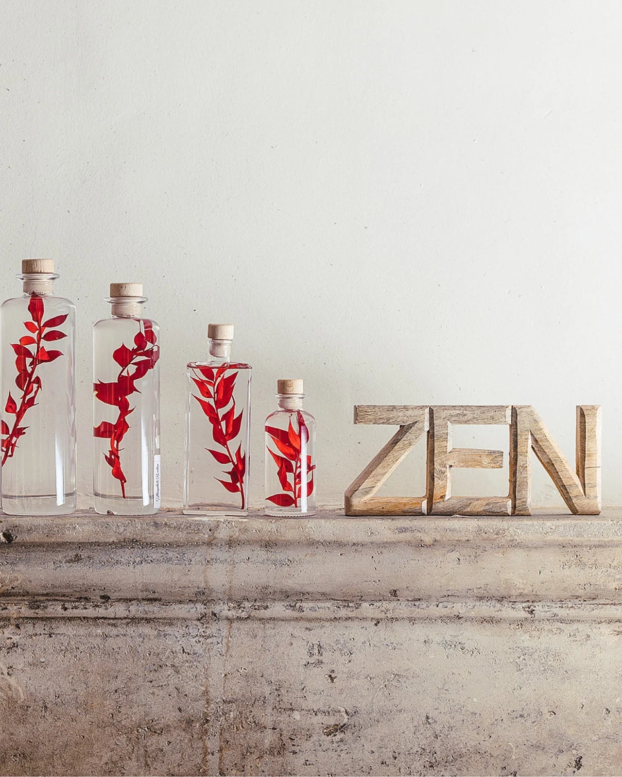 wabi sabi herbarium giapponese artigianali con fiori conservati in bottiglia di vetro farmaceutico e tappo in legno naturale