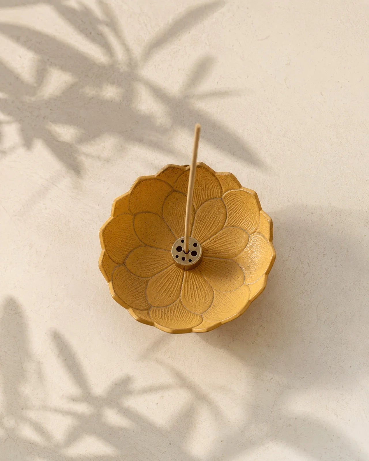 Porta incenso di design artigianale giapponese Yutori in ghisa a forma di fiore di loto per bastoncini sottili di incenso giapponese | Colore giallo