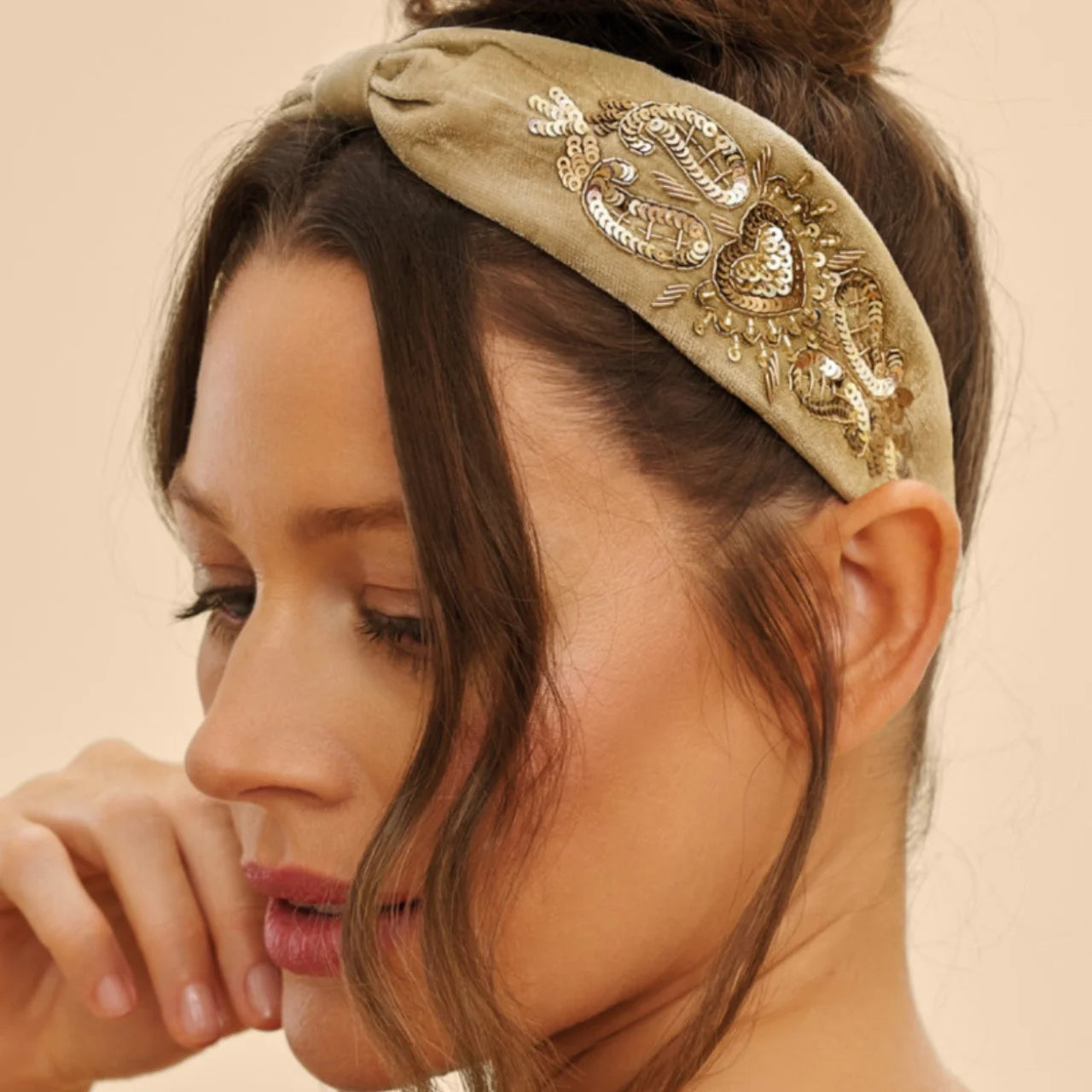 Cerchietti, turbanti e scrunchies artigianali realizzati con tessuti pregiati per esaltare ogni acconciatura con stile ed eleganza.