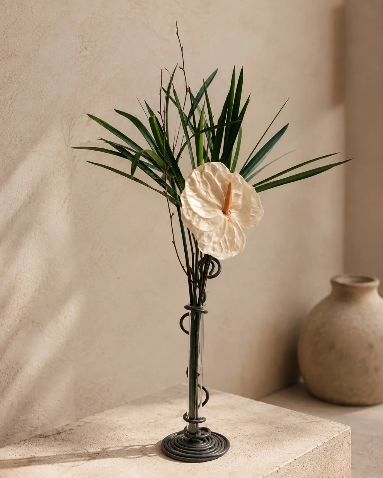 Composizione botanica stabilizzata con anthurium stabilizzato avorio, foglie stabilizzate di papyrus e ramo di betulla in vaso monofiore in fil di ferro fatto a mano e fiala di vetro - Roma