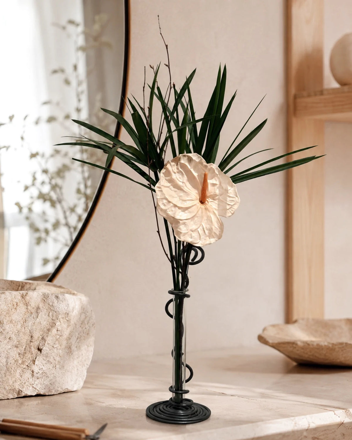 Composizione botanica stabilizzata con anthurium stabilizzato avorio, foglie stabilizzate di papyrus e ramo di betulla in vaso monofiore in fil di ferro fatto a mano e fiala di vetro
