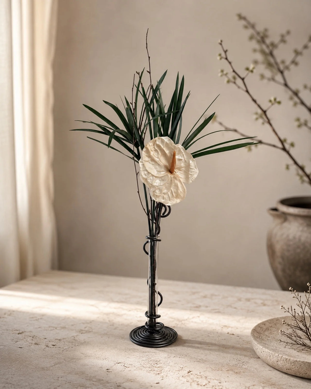 Composizione botanica stabilizzata con anthurium stabilizzato avorio, foglie stabilizzate di papyrus e ramo di betulla in vaso monofiore in fil di ferro fatto a mano e fiala di vetro | Io Sono La Luce Roma