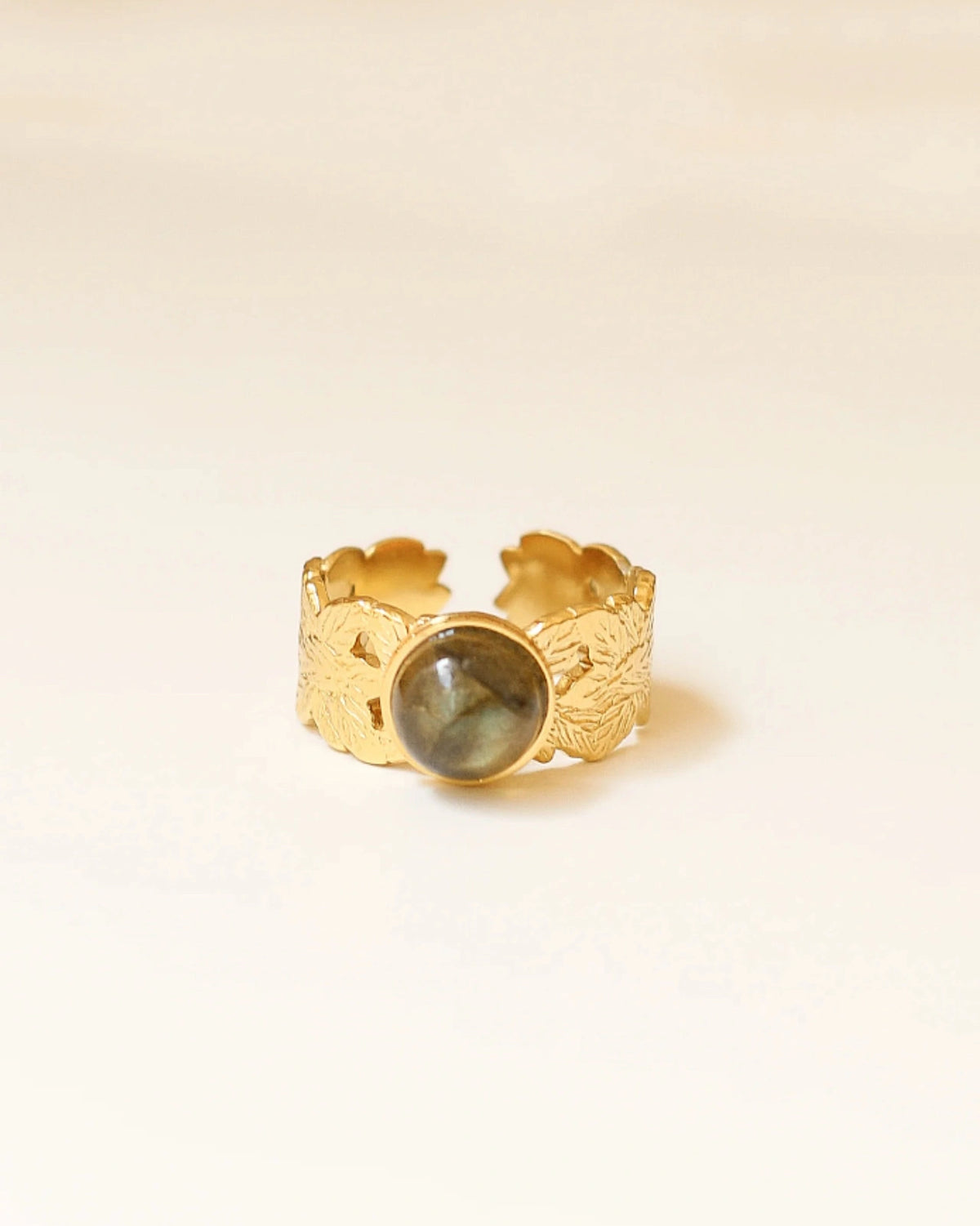 Anello Daphne con Labradorite grigia iridescente e foglie incise