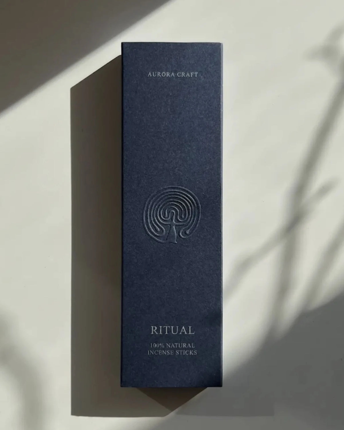 Incenso rituale con note di sandalo e legno di agar per meditazione profonda