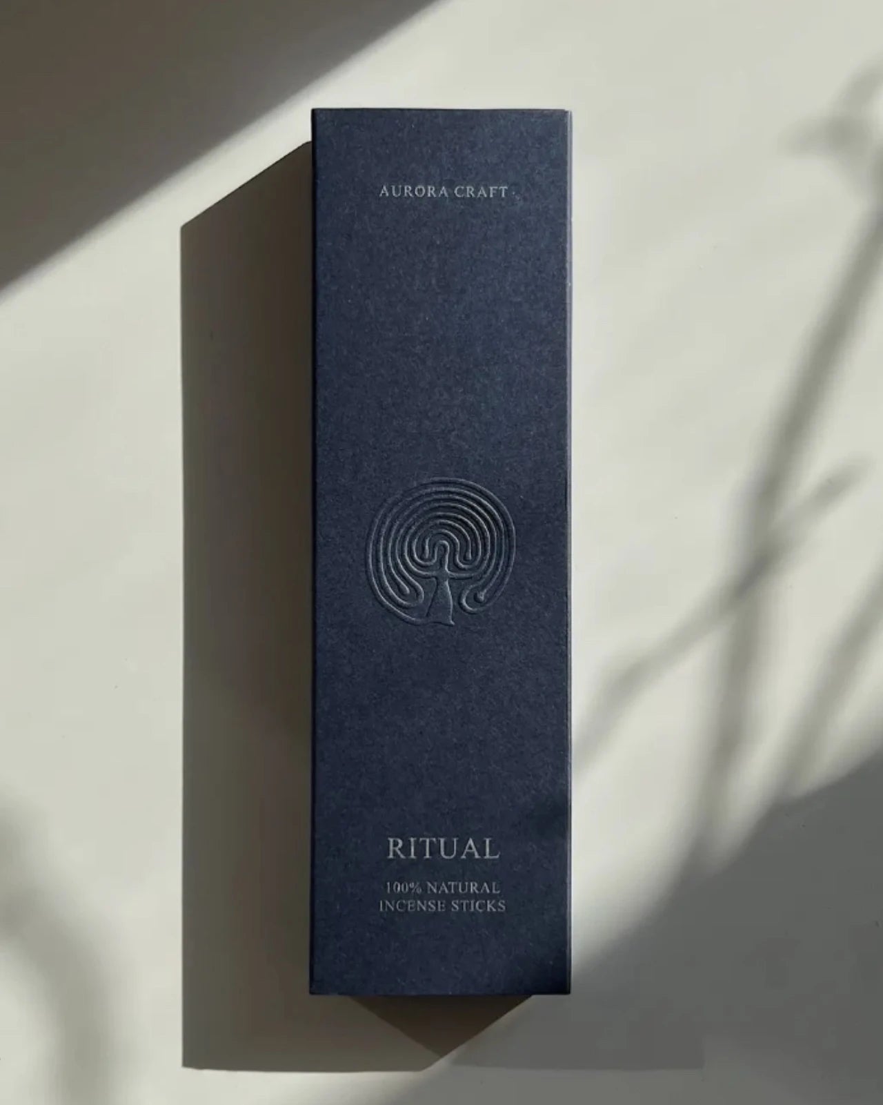 Incenso rituale con note di sandalo e legno di agar per meditazione profonda