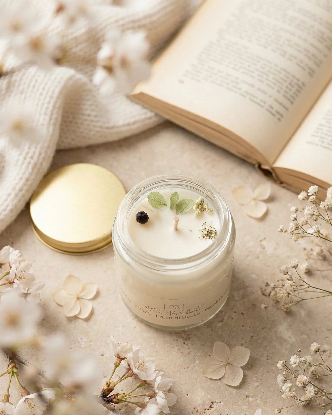 Candela Cafunè in vetro con tappo oro: la candela della coccola gentile profumata in cera di soia artigianale | profumo di matcha, cocco, frutti di bosco, petali di viola
