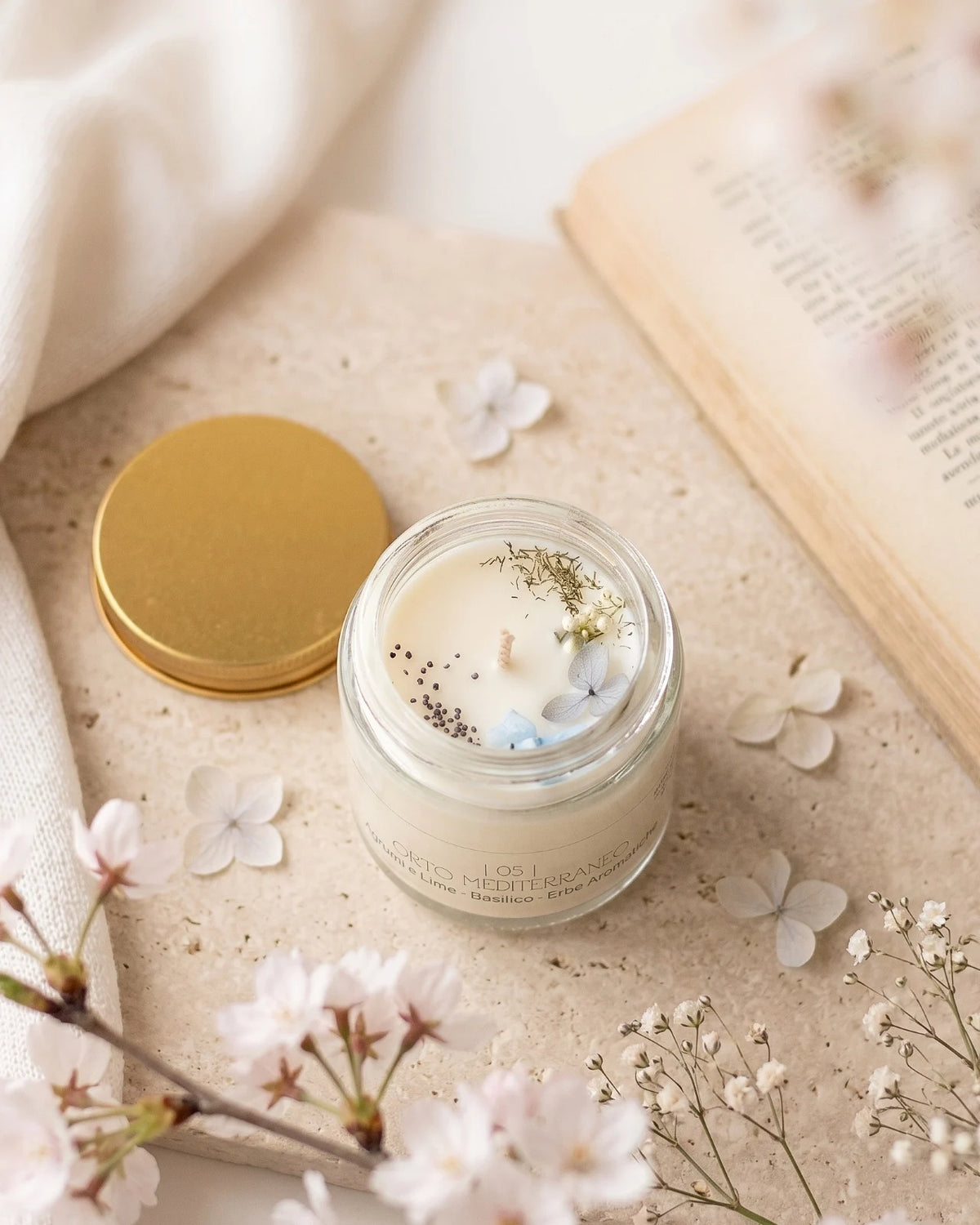 Candela Cafunè in vetro con tappo oro: la candela della coccola gentile profumata in cera di soia artigianale | profumo di agrumi e lime, basilico, erbe aromatiche
