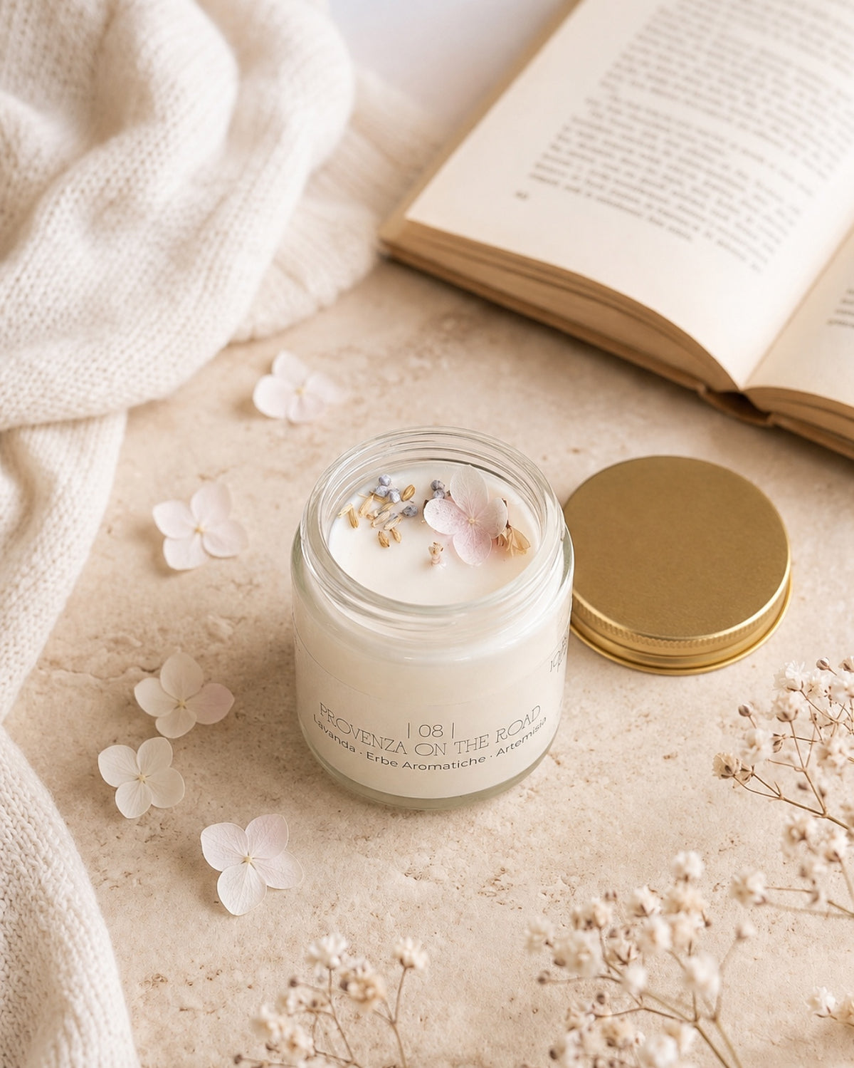 Candela Cafunè in vetro con tappo oro: la candela della coccola gentile profumata in cera di soia artigianale | profumo di lavanda, erbe aromatiche, artemisia

