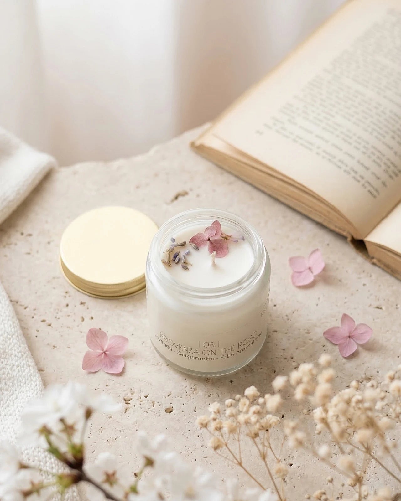 Candela Cafunè in vetro con tappo oro: la candela della coccola gentile profumata in cera di soia artigianale | profumo di lavanda, bergamotto, erbe aromatiche
