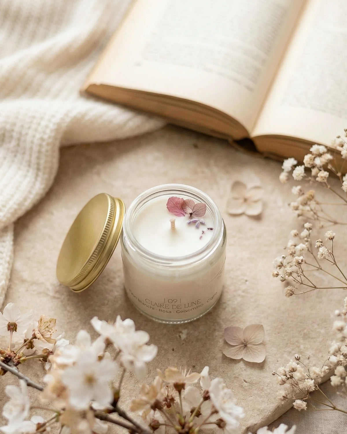 Candela Cafunè in vetro con tappo oro: la candela della coccola gentile profumata in cera di soia artigianale | profumo di fiori bianchi, rosa, gelsomino, giglio
