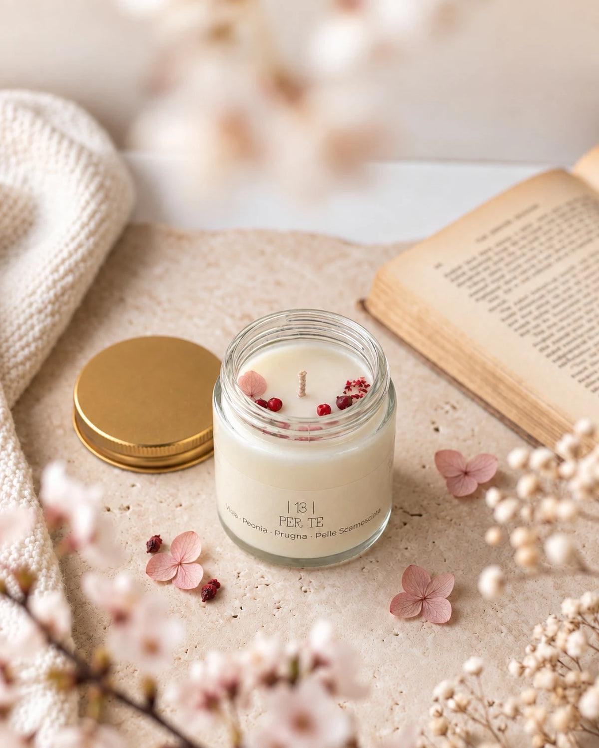 Candela Cafunè in vetro con tappo oro: la candela della coccola gentile profumata in cera di soia artigianale | profumo di viola, peonia, prugna, pelle scamosciata