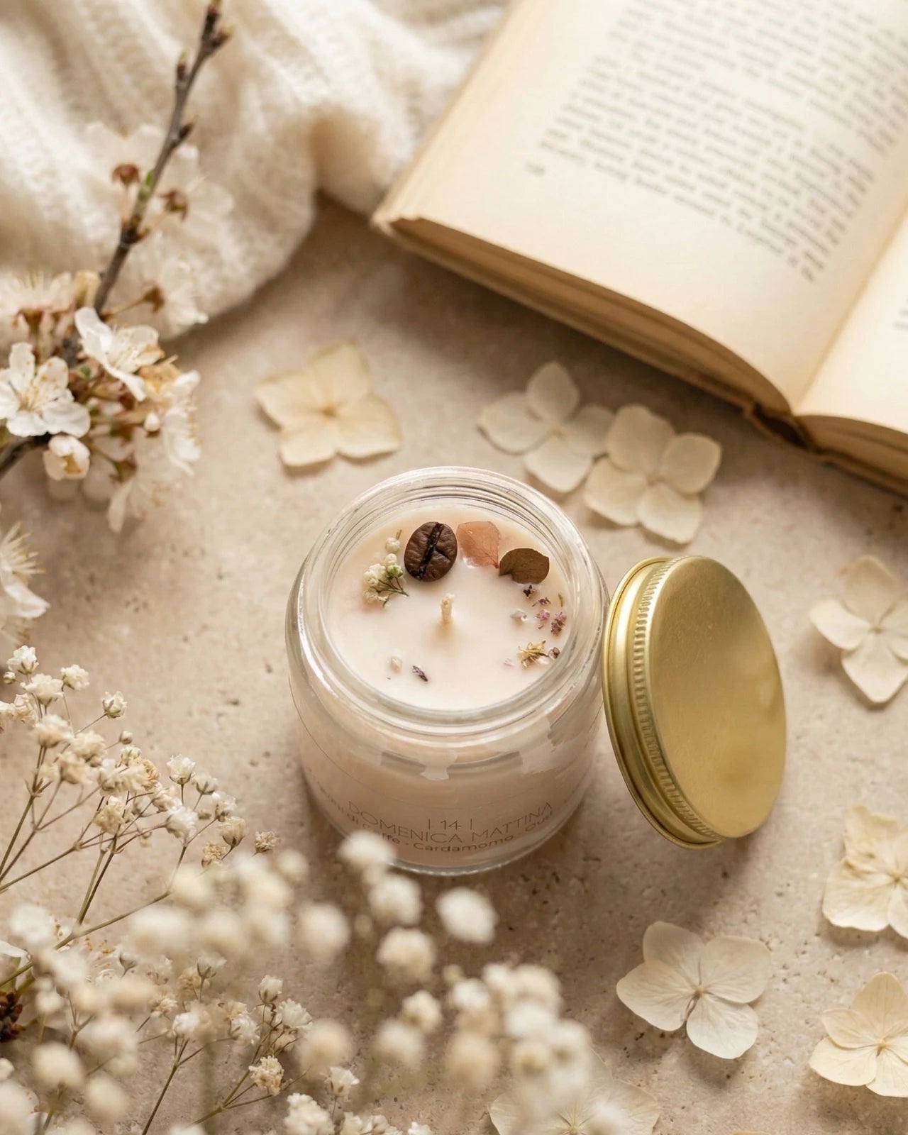 Candela Cafunè in vetro con tappo oro: la candela della coccola gentile profumata in cera di soia artigianale | profumo di chicchi di caffè, cardamomo, oud e cacao