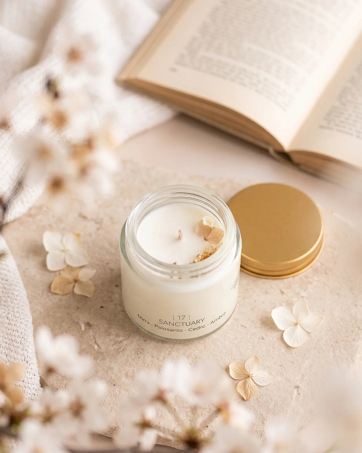 Candela Cafunè in vetro con tappo oro: la candela della coccola gentile profumata in cera di soia artigianale | profumo di mirra, palo santo, cedro, ambra