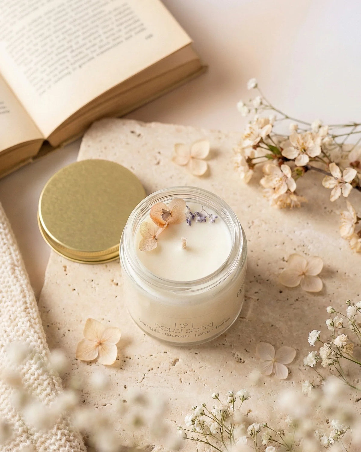 Candela Cafunè in vetro con tappo oro: la candela della coccola gentile profumata in cera di soia artigianale | Profumo di vaniglia, latte, biscotti e tonka
