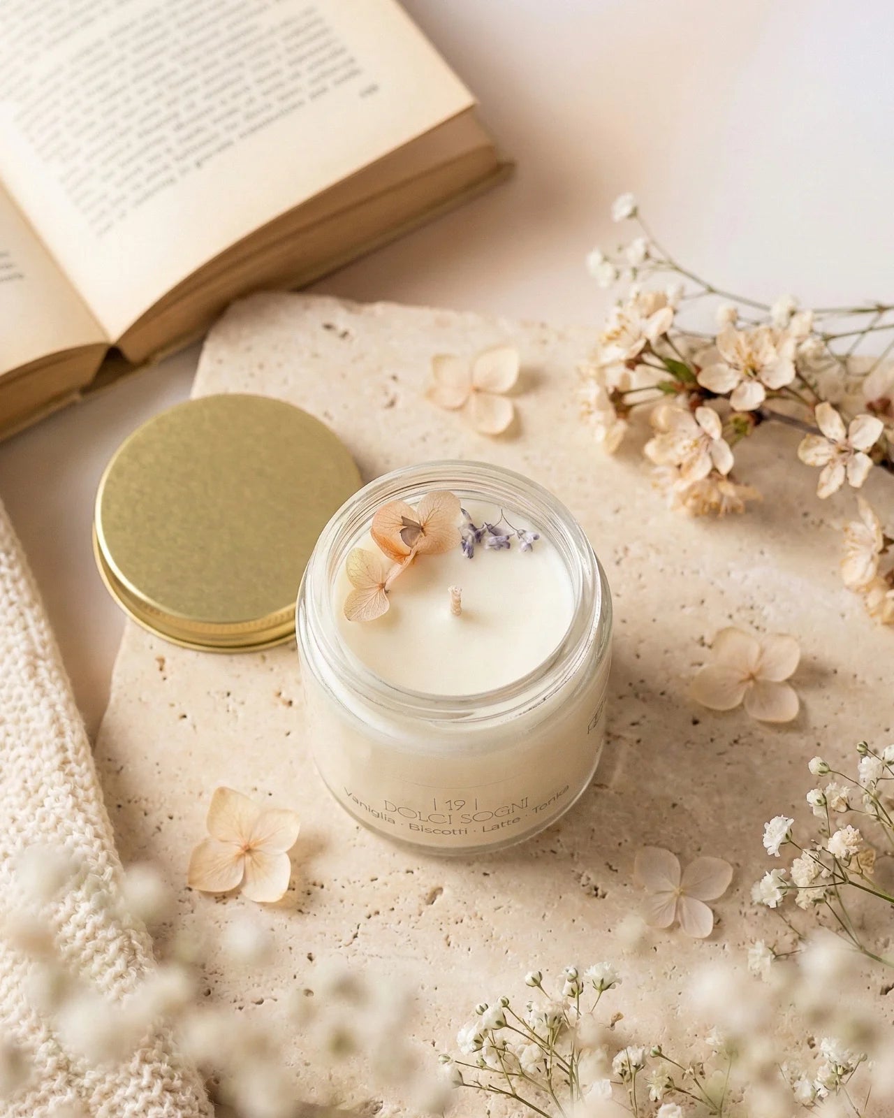 Candela Cafunè in vetro con tappo oro: la candela della coccola gentile profumata in cera di soia artigianale | Profumo di vaniglia, latte, biscotti e tonka
