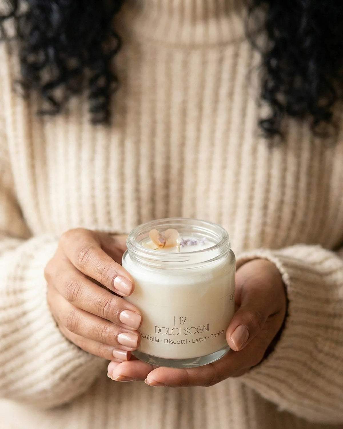 Candela Cafunè in vetro con tappo oro: la candela della coccola gentile profumata in cera di soia artigianale: da donare o da donarsi per piccoli regali teneri 
