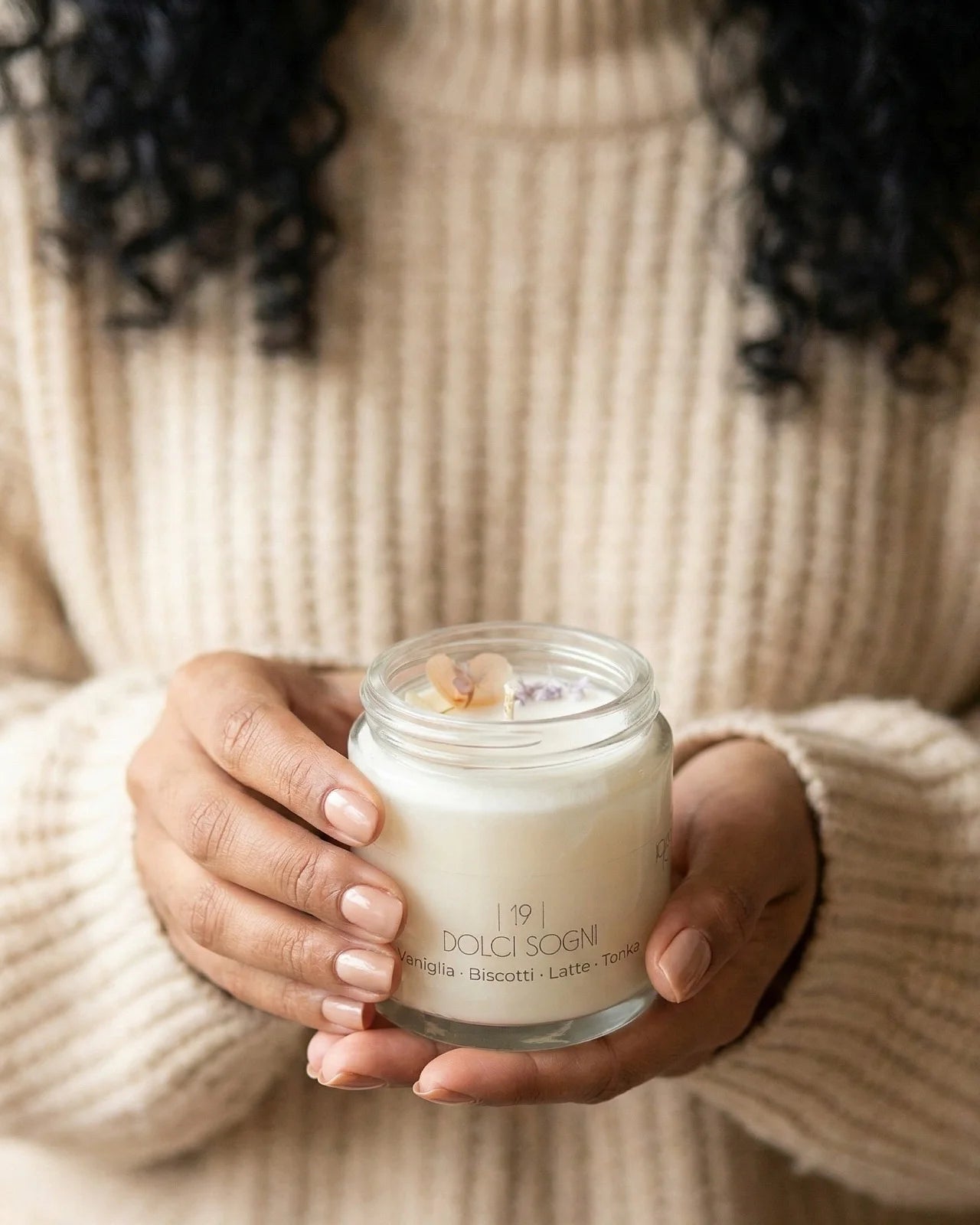 Candela Cafunè in vetro con tappo oro: la candela della coccola gentile profumata in cera di soia artigianale: da donare o da donarsi per piccoli regali teneri | Rituale home spa e coccola a casa 
