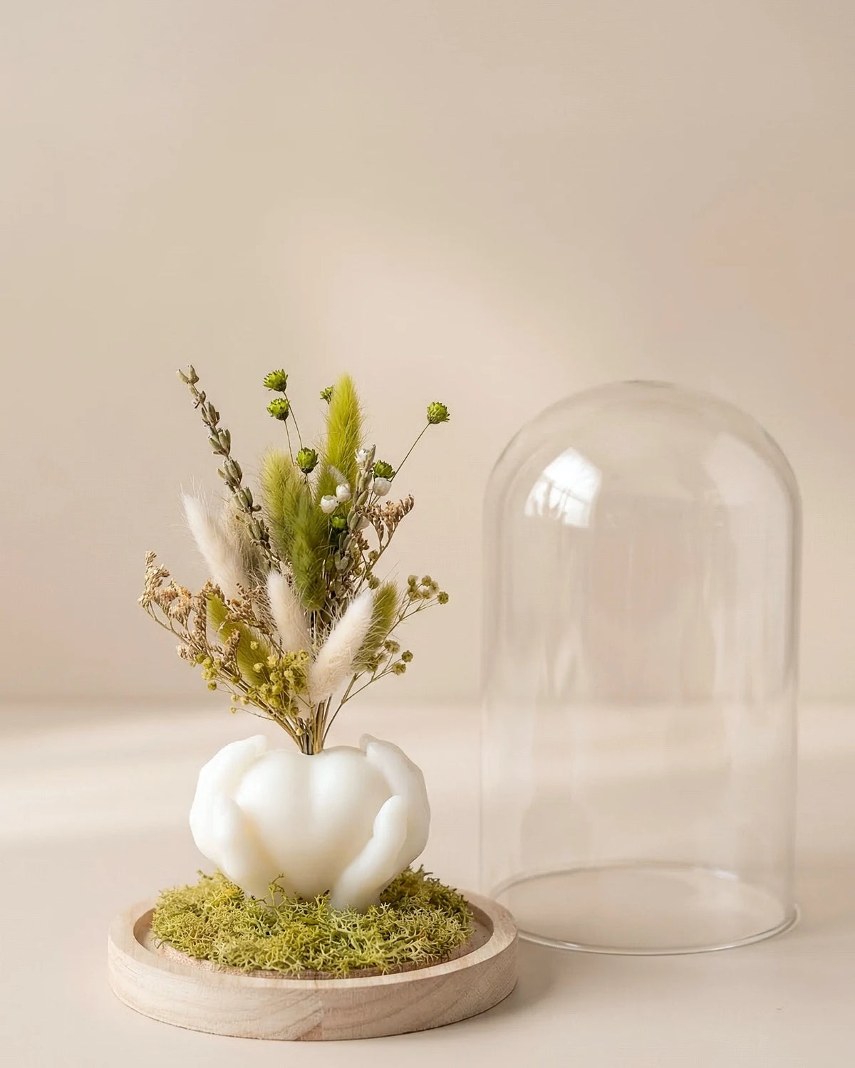Vaso di design artigianale in cera a forma di cuore sorretto da mani con fiori secchi e stabilizzati, fatto a mano atelier Roma | Colore bianco latte