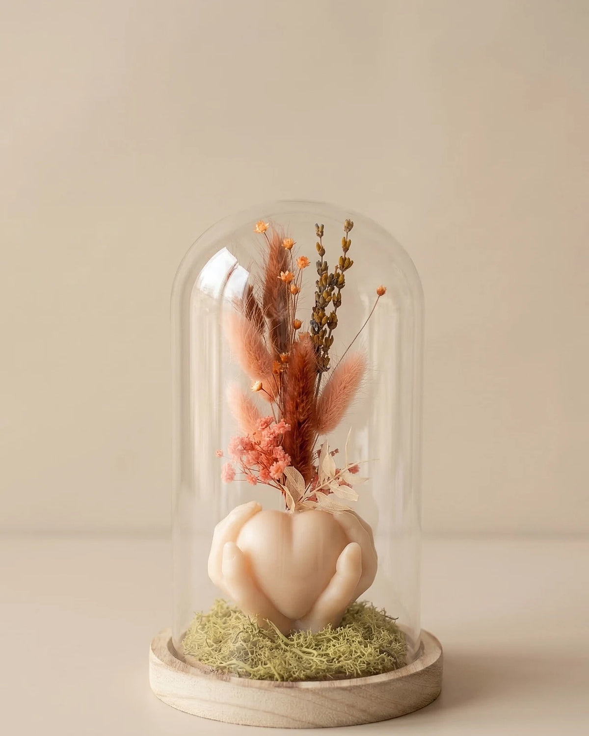 Idea regalo romantica artigianale - vaso a forma di cuore di cera profumata con fiori secchi e stabilizzati sotto campana di vetro | Colore grano con fiori pesca e arancio bruciato