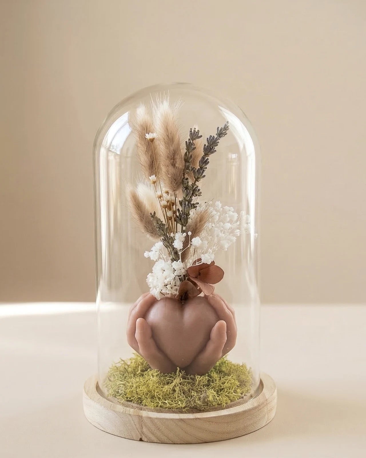 Idea regalo romantica artigianale - vaso a forma di cuore di cera profumata con fiori secchi e stabilizzati sotto campana di vetro | Colore mocha mousse con fiori bianchi e beige