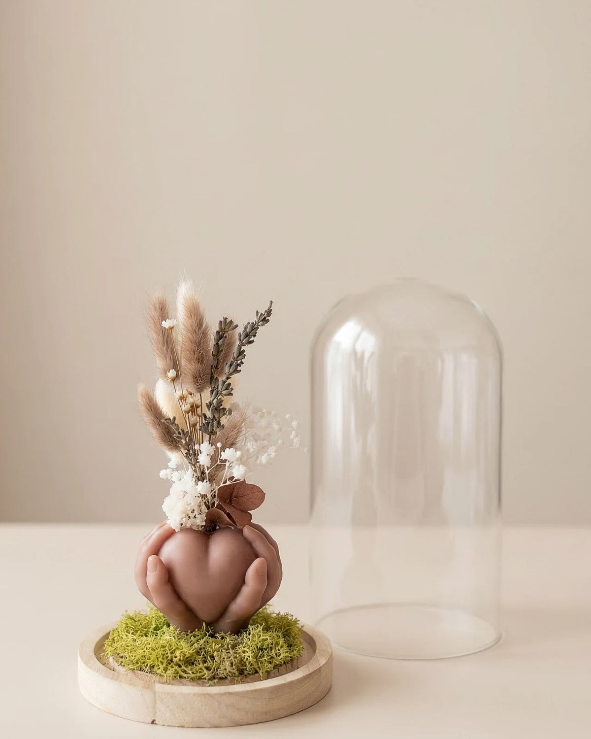 Vaso di design artigianale in cera a forma di cuore sorretto da mani con fiori secchi e stabilizzati, fatto a mano atelier Roma | Colore mocha mousse