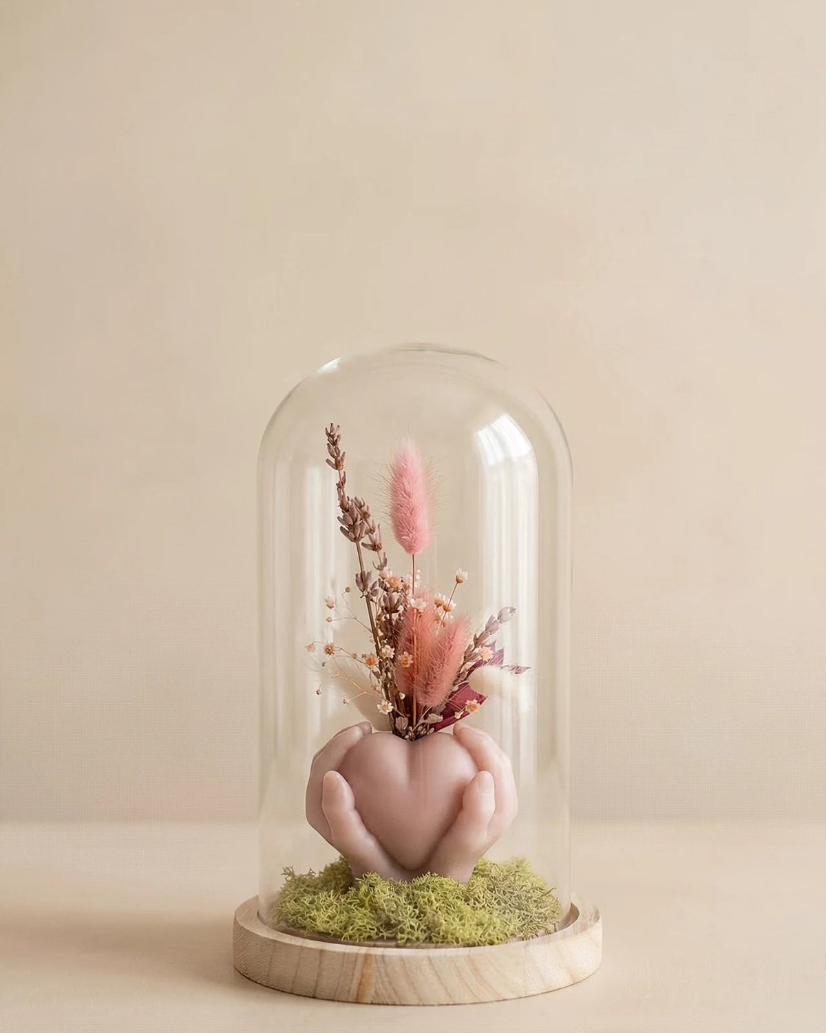 Idea regalo romantica artigianale - vaso a forma di cuore di cera profumata con fiori secchi e stabilizzati sotto campana di vetro | Colore rosa cipria antico con fiori rosa