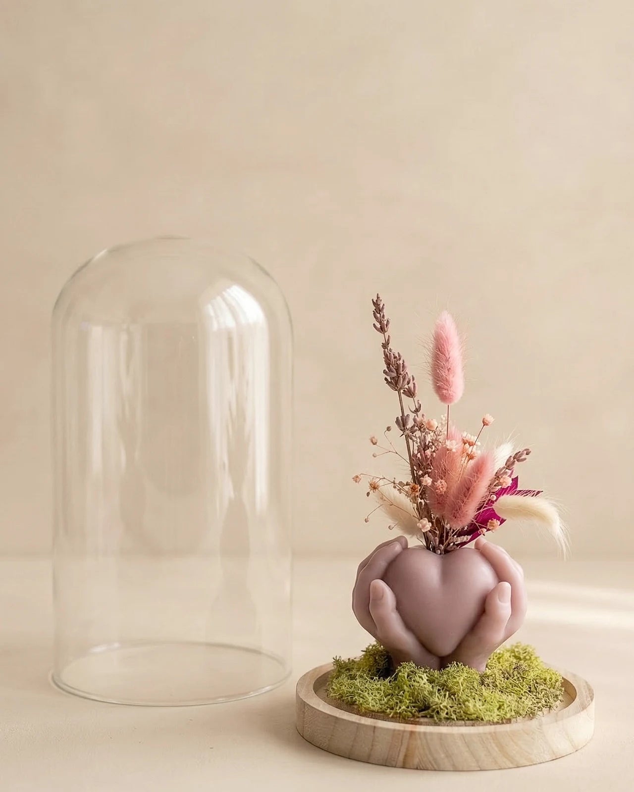 Vaso di design artigianale in cera a forma di cuore sorretto da mani con fiori secchi e stabilizzati, fatto a mano atelier Roma | Colore rosa cipria antico