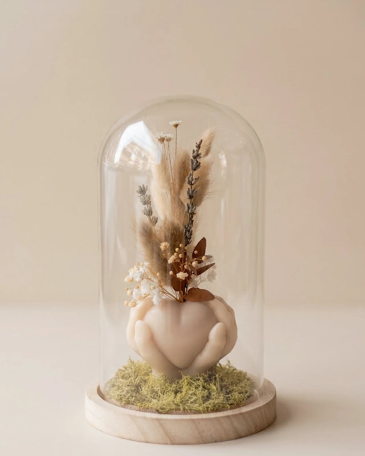 Idea regalo romantica artigianale - vaso a forma di cuore di cera profumata con fiori secchi e stabilizzati sotto campana di vetro | Colore sabbia con fiori beige e marroni