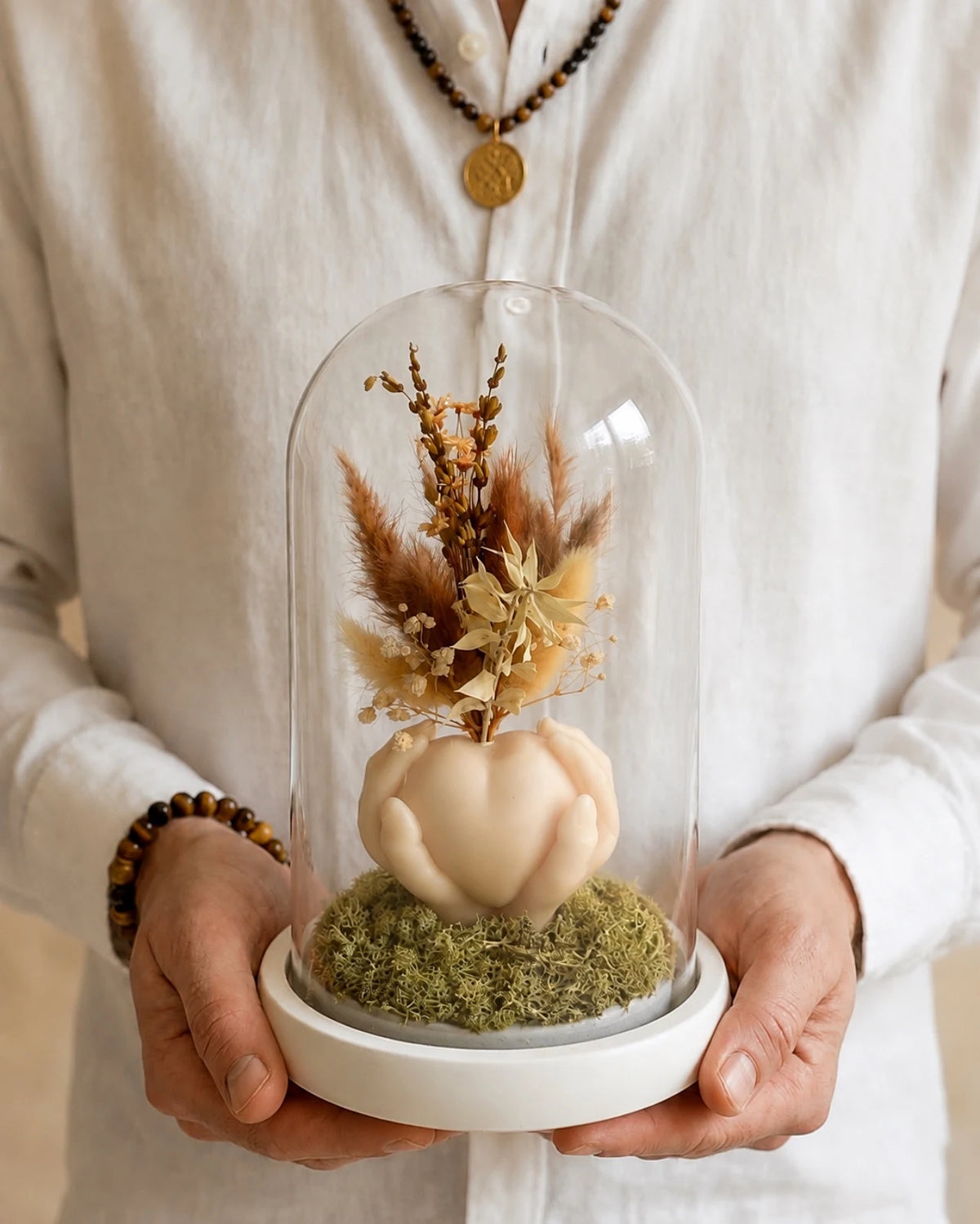 Carinho: composizione di fiori secchi in vaso di cera a forma di cuore con campana di vetro e base di legno - Io Sono La Luce Roma | Colore Grano