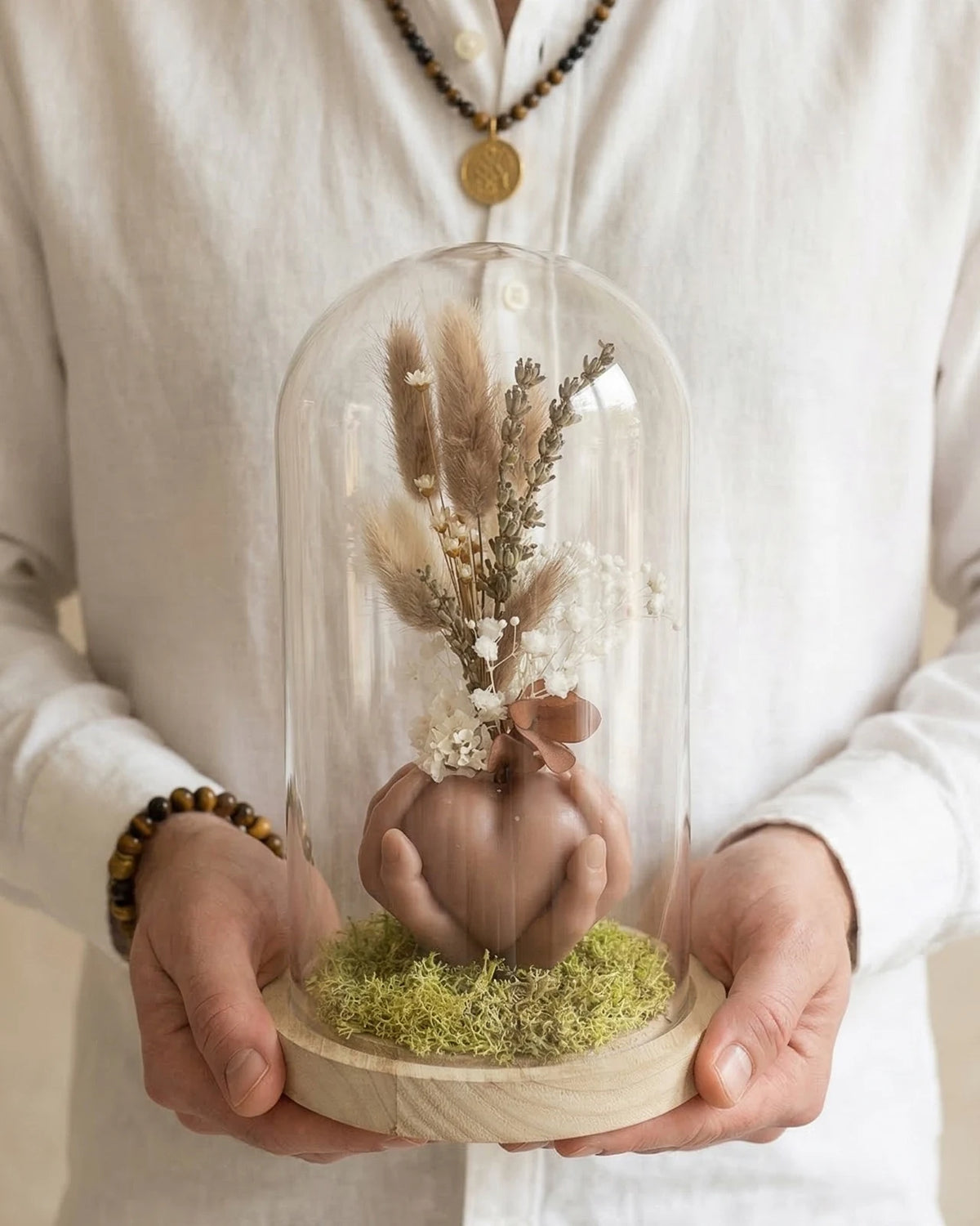 Carinho: composizione di fiori secchi in vaso di cera a forma di cuore con campana di vetro e base di legno - Io Sono La Luce Roma
