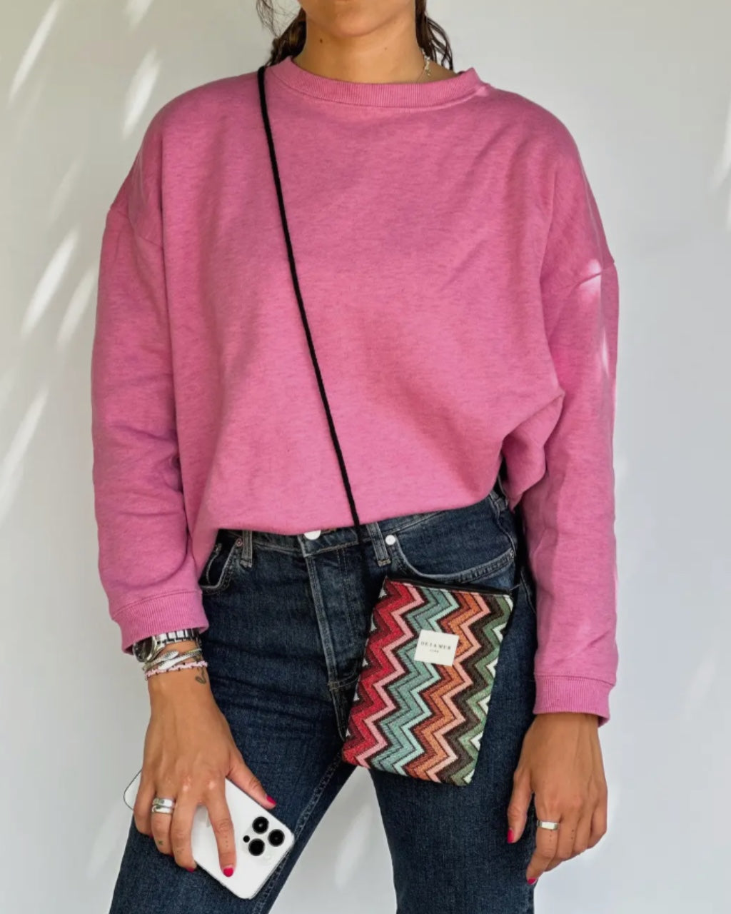 borsa portacellulare in tessuto artigianale con tracolla e stampa design