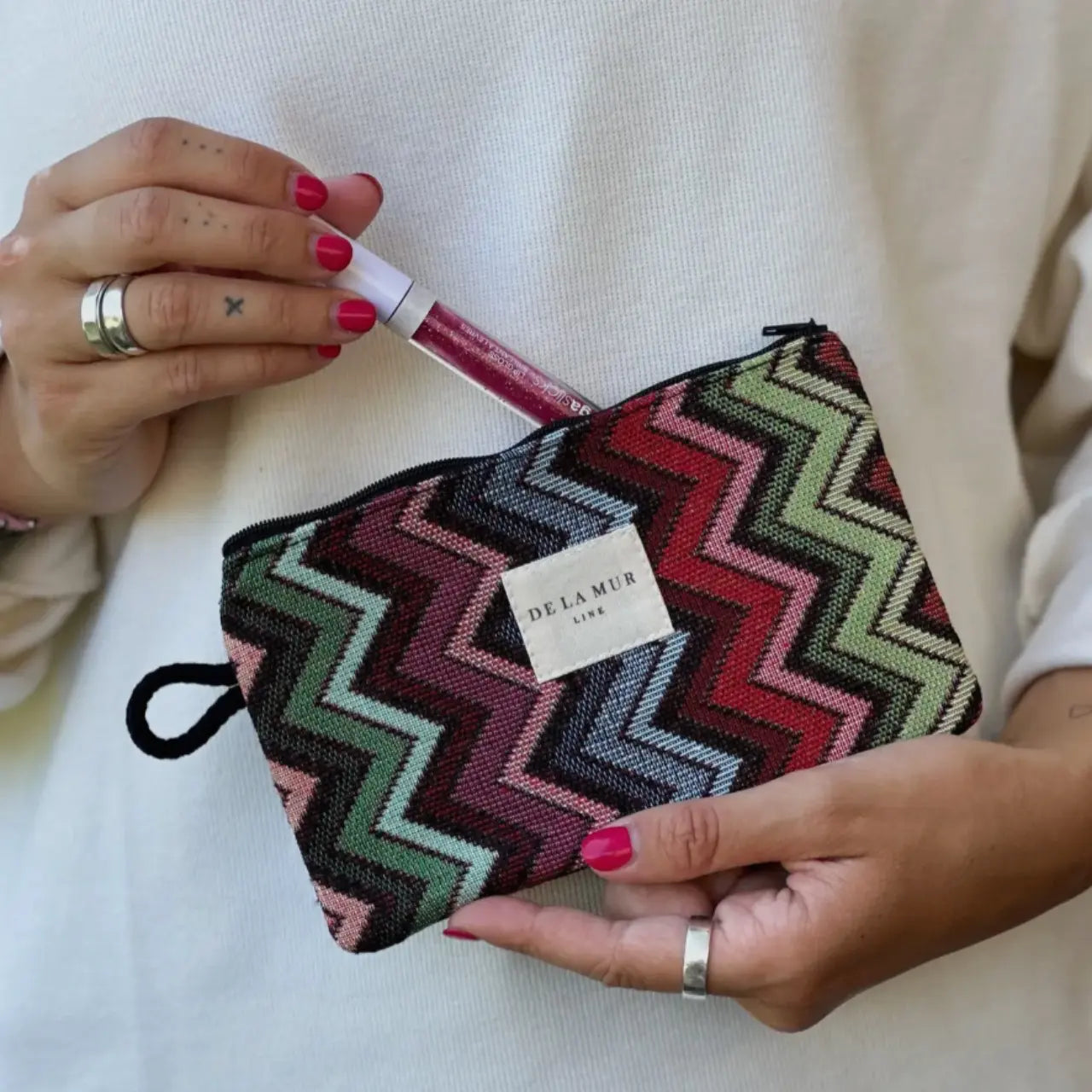 Pochette, trousse e borse artigianali in tessuti ricercati e dettagli raffinati, perfette per un tocco di stile autentico.