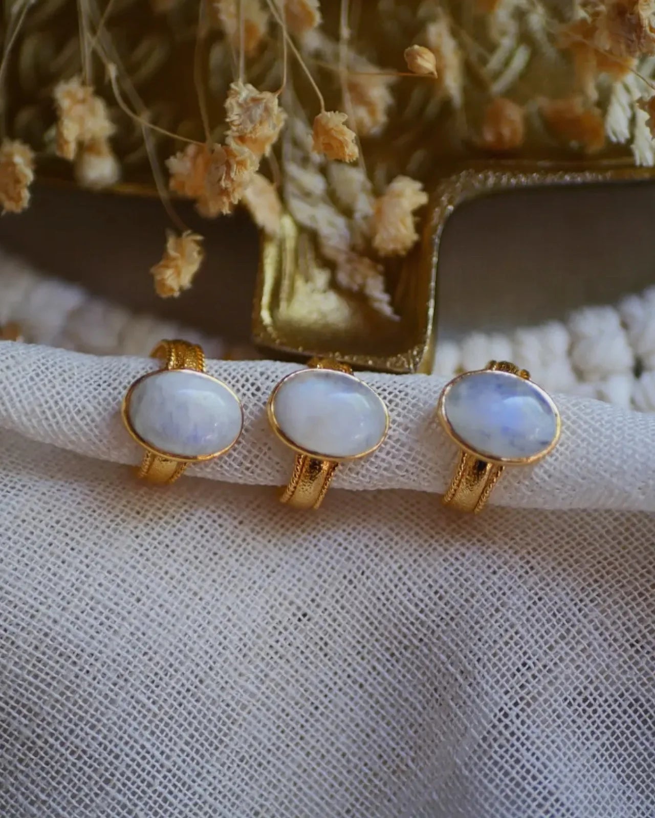 anello artigianale made in france placcato oro 18k 2 micron con pietra di luna arcobaleno | Roma