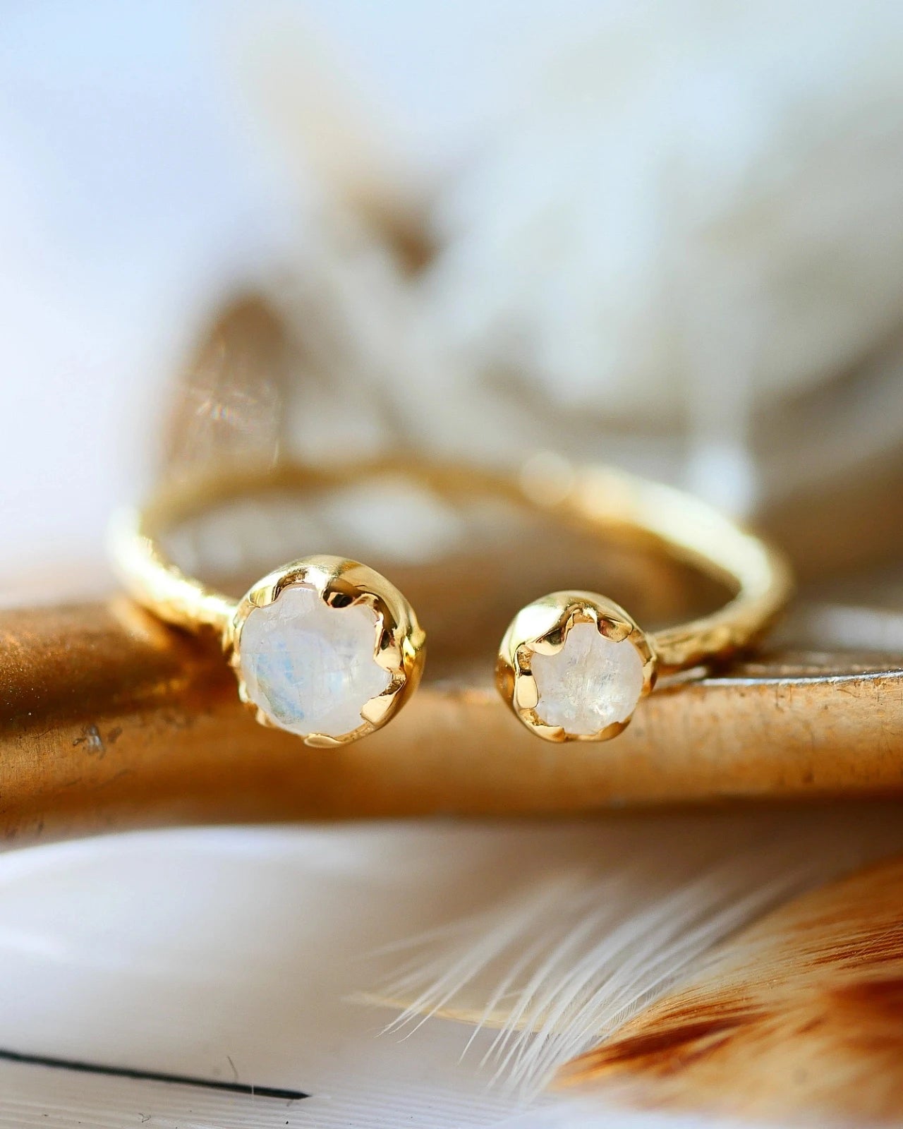 anello artigianale made in france placcato oro 18k 2 micron con pietra di luna arcobaleno | Roma