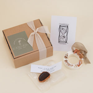 Boa Sorte: Gift Box Biscotto della Fortuna + Cartolina + Mini Ghirlanda Profumata in Cera